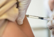 Qué vacunas deben colocarse los niños y niñas en edad escolar