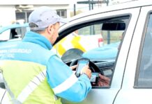 Cómo autorizar a alguien a manejar un auto al desaparecer la cédula azul