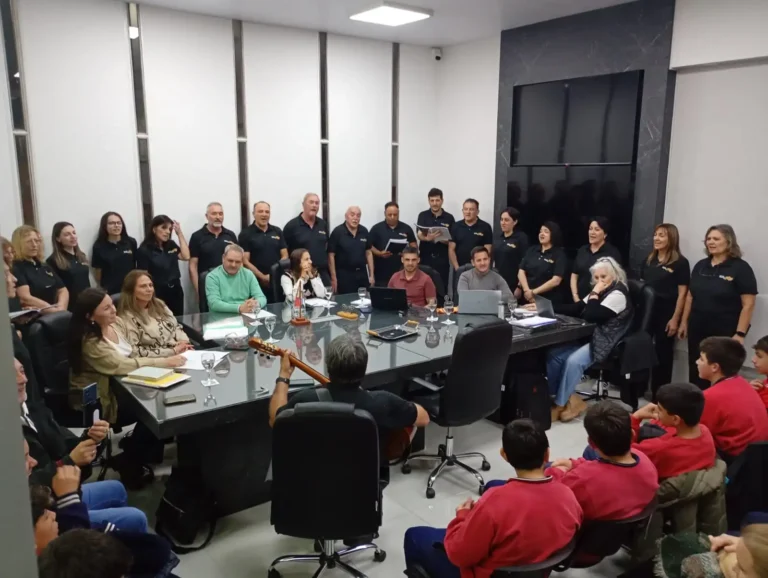 Concejo Deliberante:  El Coro municipal apadridrinará a la Escuela de Música Municipal – El bloque de Somos Hernando propone reapertura de Banda Municipal – Visita del 1er año del IDC – Aumento del 2% para el personal del municipio