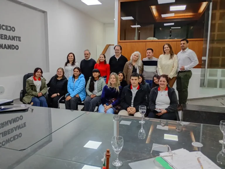 Concejo Deliberante:  Visita de docentes y alumnos del CENMA y aprobación de ordenanza que crea registro de acompañantes de personas mayores